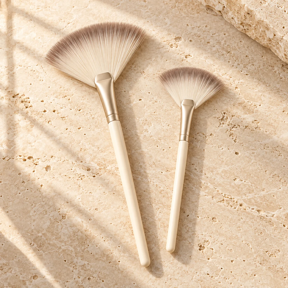 Crème Daily Duo Fan Highlight Brush Set — Cream handle / taupe-tipped ivory bristles fan highlight brush design