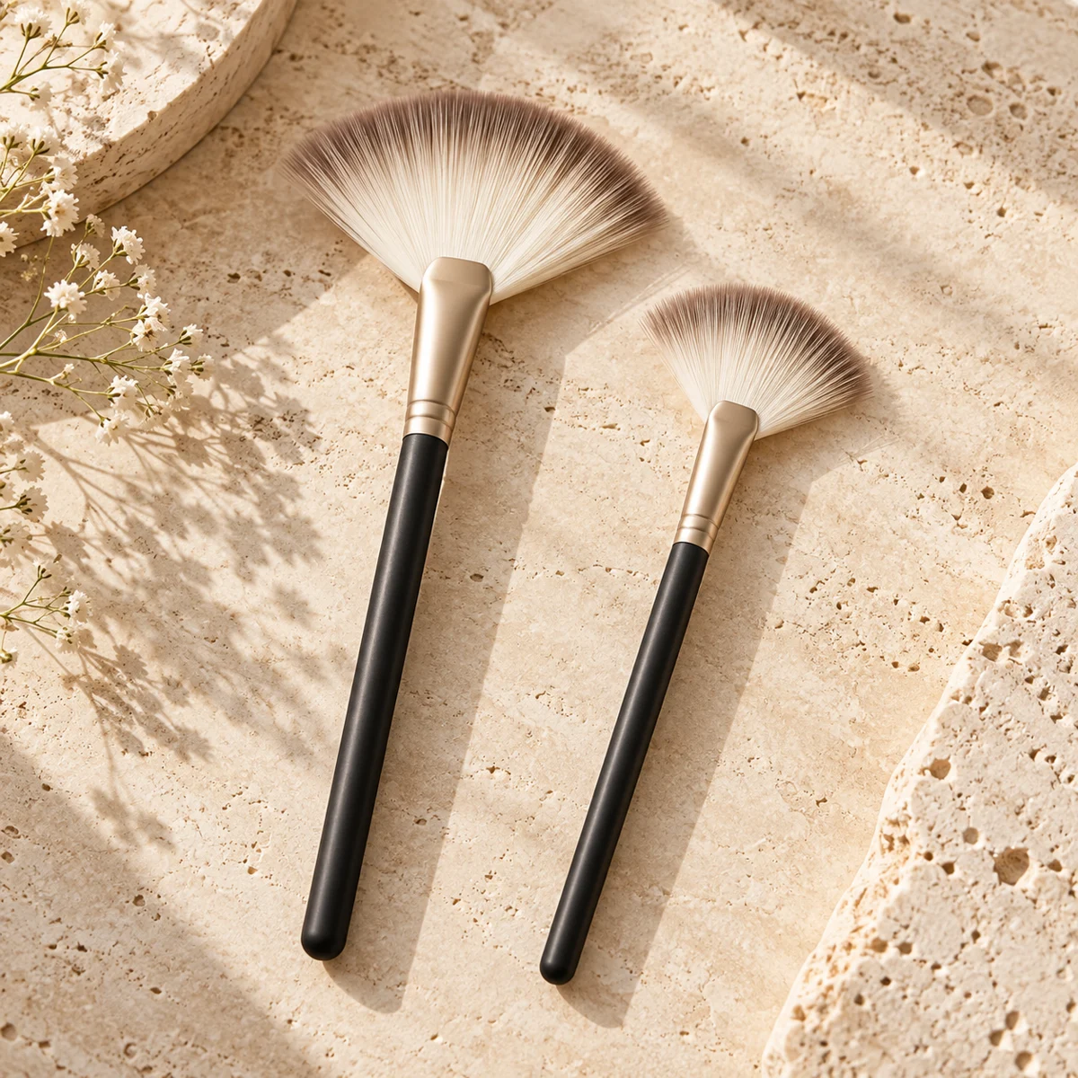 Noir Daily Duo Fan Highlight Brush Set — Charcoal handle / taupe-tipped ivory bristles fan highlight brush design