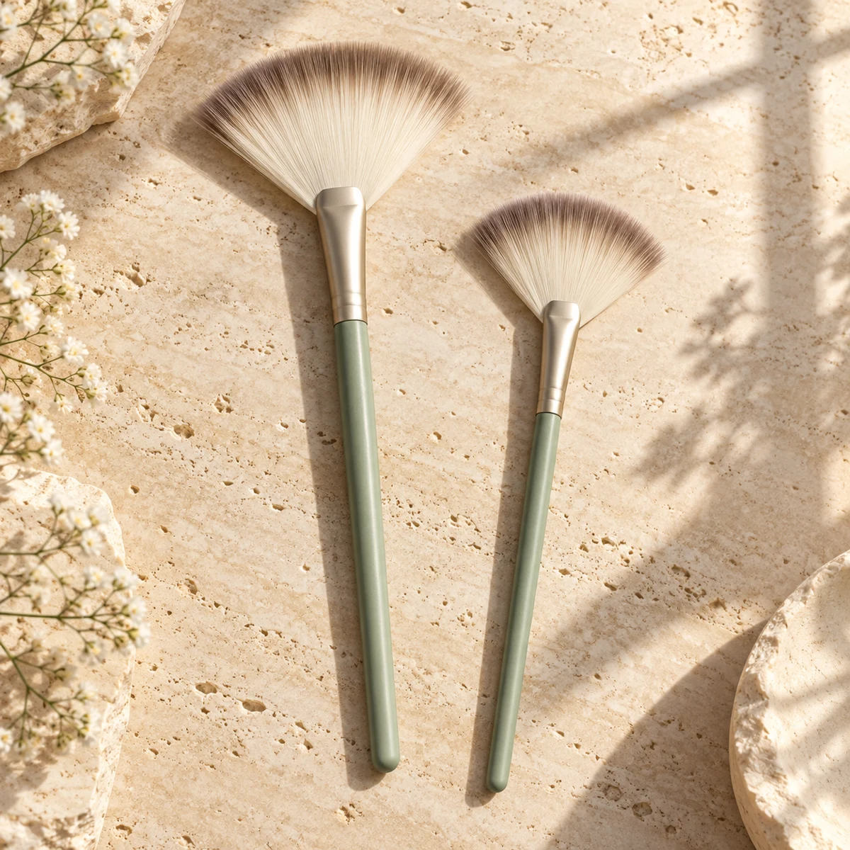 Sauge Daily Duo Fan Highlight Brush Set — Sage handle / taupe-tipped ivory bristles fan highlight brush design