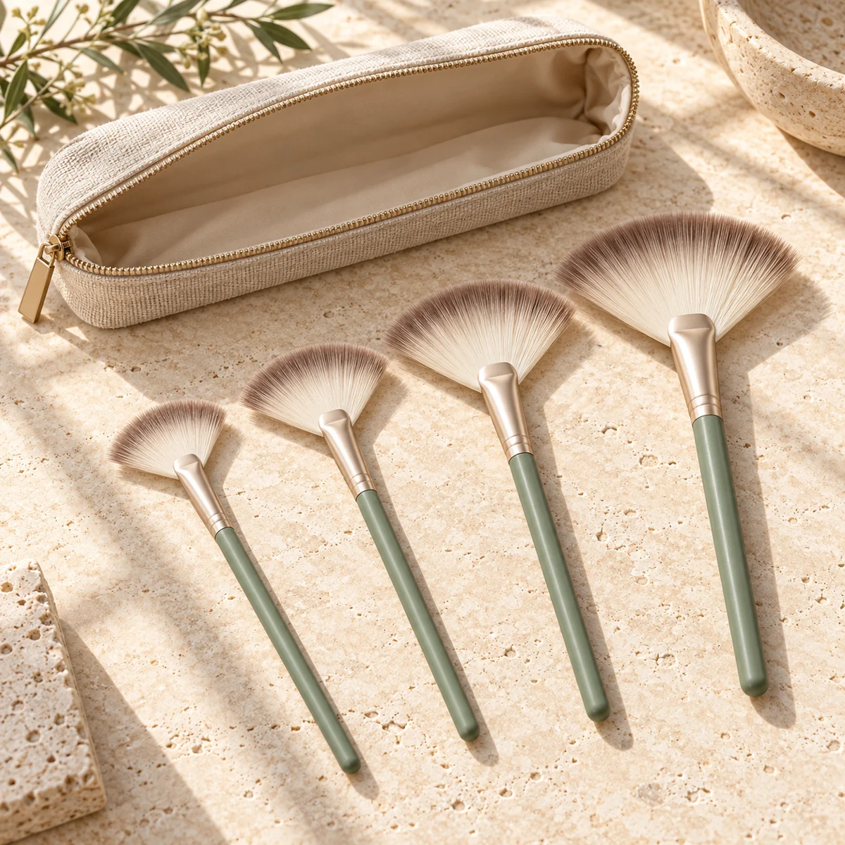 Sauge Voyage Quartet Fan Highlight Brush Set — Sage handle / taupe-tipped ivory bristles fan highlight brush design